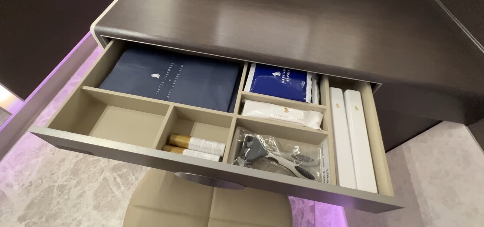 LITTER DISPOSAL & AIRSICKNESS BAG SANITAR NAPKIN HASRBRUSH COMB Load limit 2.2lb 1.0kg