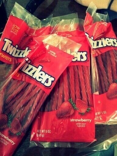 Geor low Ziers fat snock - Twizzk - - ers WISTS izzlers TS NET WT 5 OZ (14) strawberry ARTIFICIALLY FLAVORED NETWT 5 OZ (441g) awberry ARTIFICIALLY AVOIES