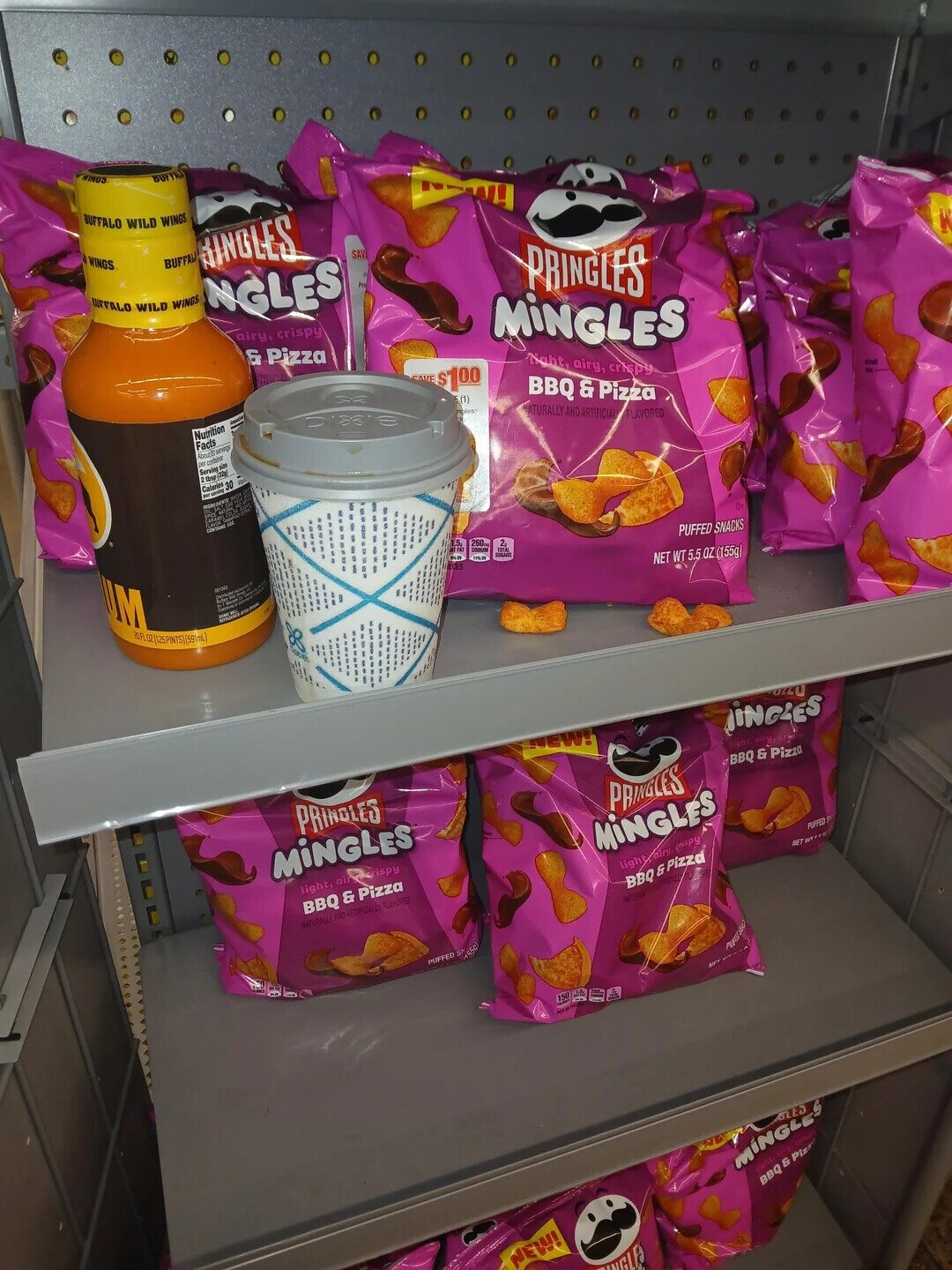 WINOS BUFFA BUFFALO WILD WINGS WINGS BUFFAU RINGLES SAV REFALO WILD WINGS NGLES PRINGLES airy, crispy & Pizza MiNGLES SA SAVE s100 right, airy, crispy downley Nutrition (1) Facts X3 = BBQ & Pizza About20 servings npies per container ATURALLY AND ARTIFICIAL FLAVORED Serving size 2 tbsp (32g) Calories 30 personing UM 260mg 061342 2 SODIUM E на ECES PUFFED SNACKS - NET WT 5.5 OZ (155g) OZZU NEW! INGLES PRINDLES Light, siry BBQ & Pizza PRINGLES MiNGLES light, airmirrspy MiNGLES BBQ & Pizza PUFFED OF light airy, mispy NATURALLY AND ARTIFICIALLY FLAVORED NET WT For BBQ & Pizza - PUFFED St 55g PUEST SUC NFT 150 1.0