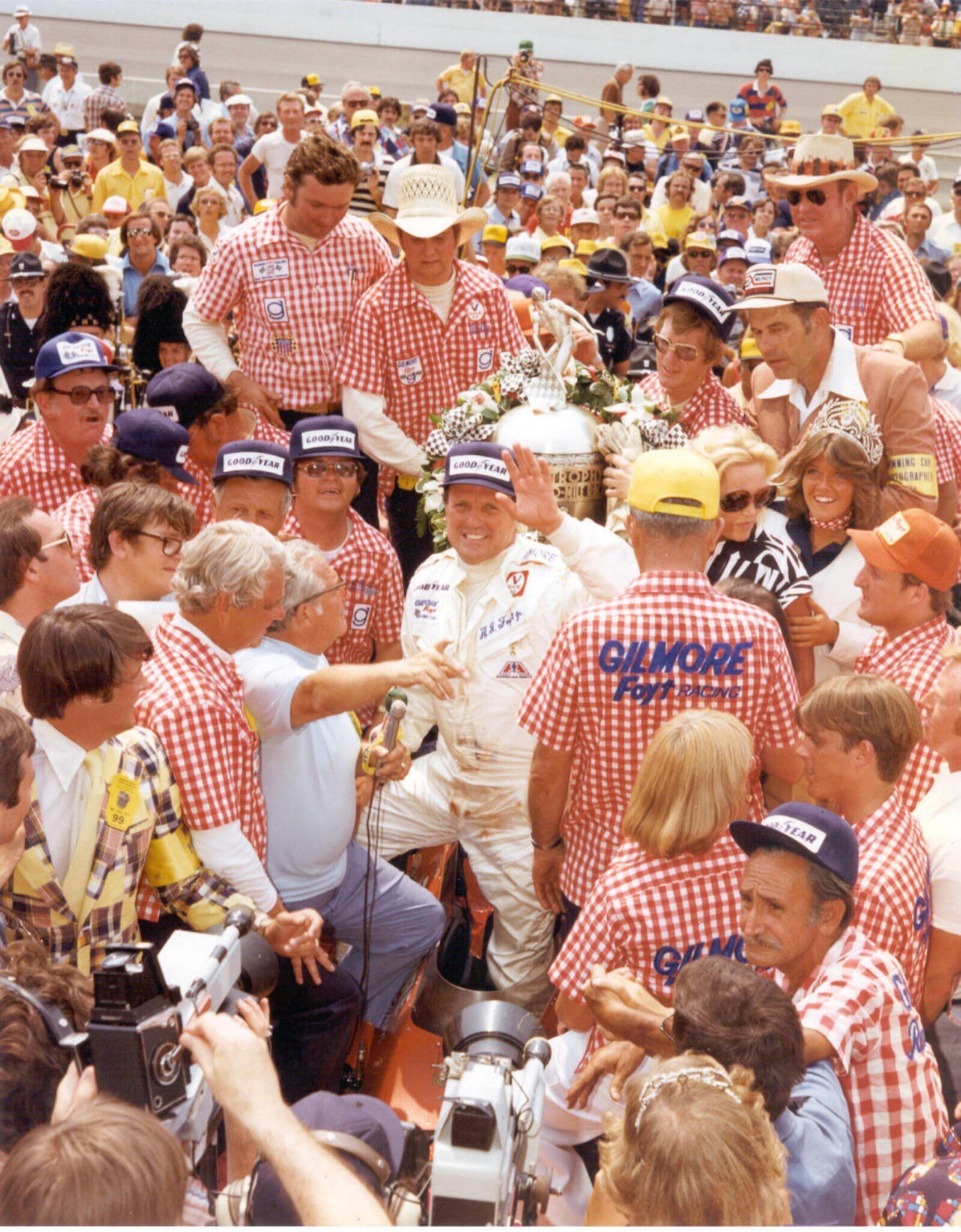 a LINE LOOD TEAR t GOOD YEAR GOOD/YEAR GOOD YEAR MMING te TROPHY MIGGRAPHER D-MILE M ORE g ASTA GILMORE Foyt TRAGING 9g 34 YEAR G