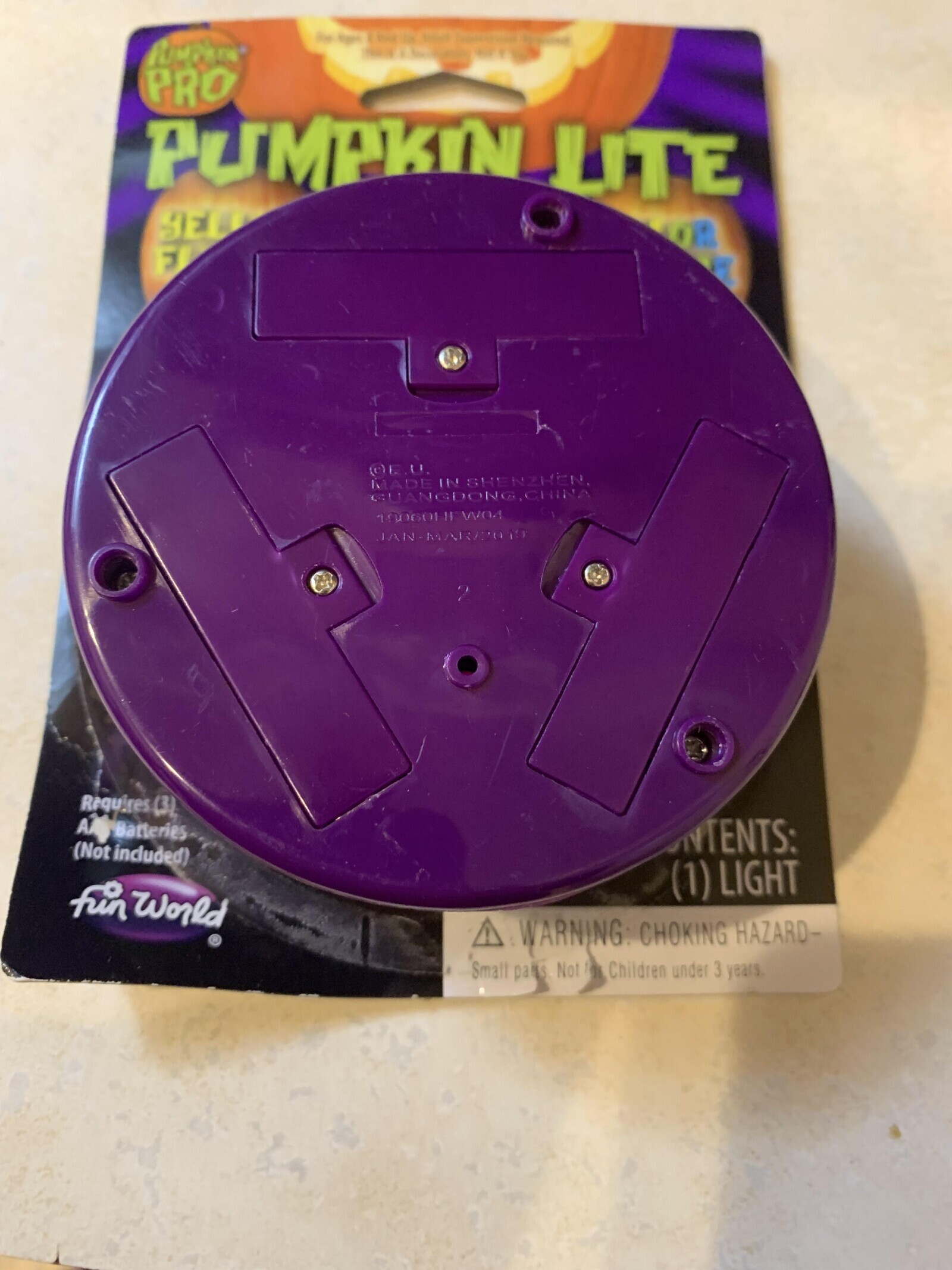 the - the - PRO PUMPKIN LITE HEL OR J E O.U.U. MADE IN SHENZHEN GUANGDONG.CHINA 10060HF W04 JAN-MARIDO19 Requires (3) AA Batteries NTENTS: (Not included) (1) LIGHT fun world WARNING: CHOKING HAZARD- Small pams Not for Children under 3 years