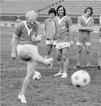 12 Moments Leading Up To Iconic Photographs